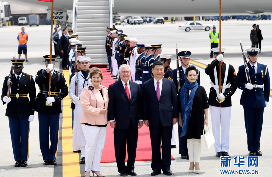 4月6日，國家主席習(xí)近平乘專機(jī)抵達(dá)美國佛羅里達(dá)州，將在海湖莊園同美國總統(tǒng)特朗普舉行中美元首會(huì)晤。習(xí)近平和夫人彭麗媛受到美國國務(wù)卿蒂勒森夫婦等熱情迎接。新華社記者 吳曉凌 攝