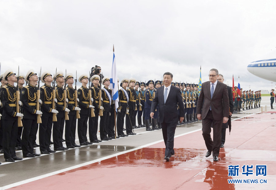 7月3日，國家主席習(xí)近平乘專機(jī)抵達(dá)莫斯科，開始對俄羅斯聯(lián)邦進(jìn)行國事訪問。這是習(xí)近平出席機(jī)場歡迎儀式。 新華社記者 李學(xué)仁 攝