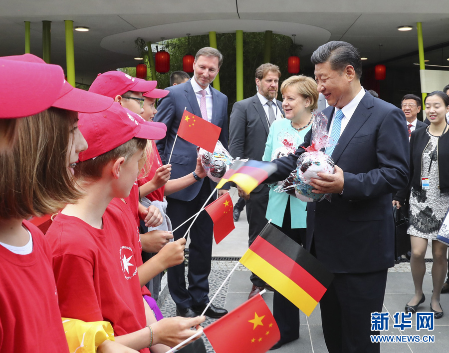 7月5日，國家主席習(xí)近平同德國總理默克爾共同出席柏林動物園大熊貓館開館儀式。這是習(xí)近平向現(xiàn)場的孩子們贈送大熊貓毛絨玩具。 新華社記者謝環(huán)馳 攝