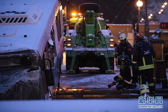 （國(guó)際）（9）莫斯科一公交車沖入地下通道致5人死亡