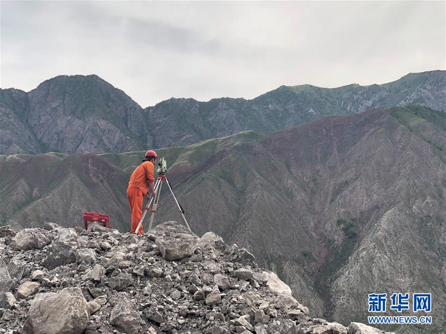 （習(xí)近平出訪配合稿·圖文互動）（7）通訊：雪山腳下有條“中國路”